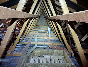 Zateplení stropu novostavby rodinného domu pomocí foukané izolace